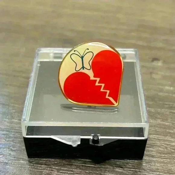 Broken Heart Butterly Gold Tone Pin - Picture 1 of 2